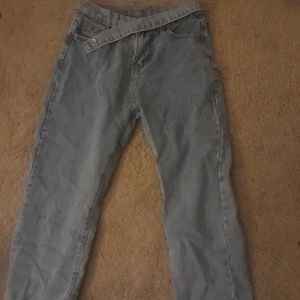 Cross buttoned  Mom jeans